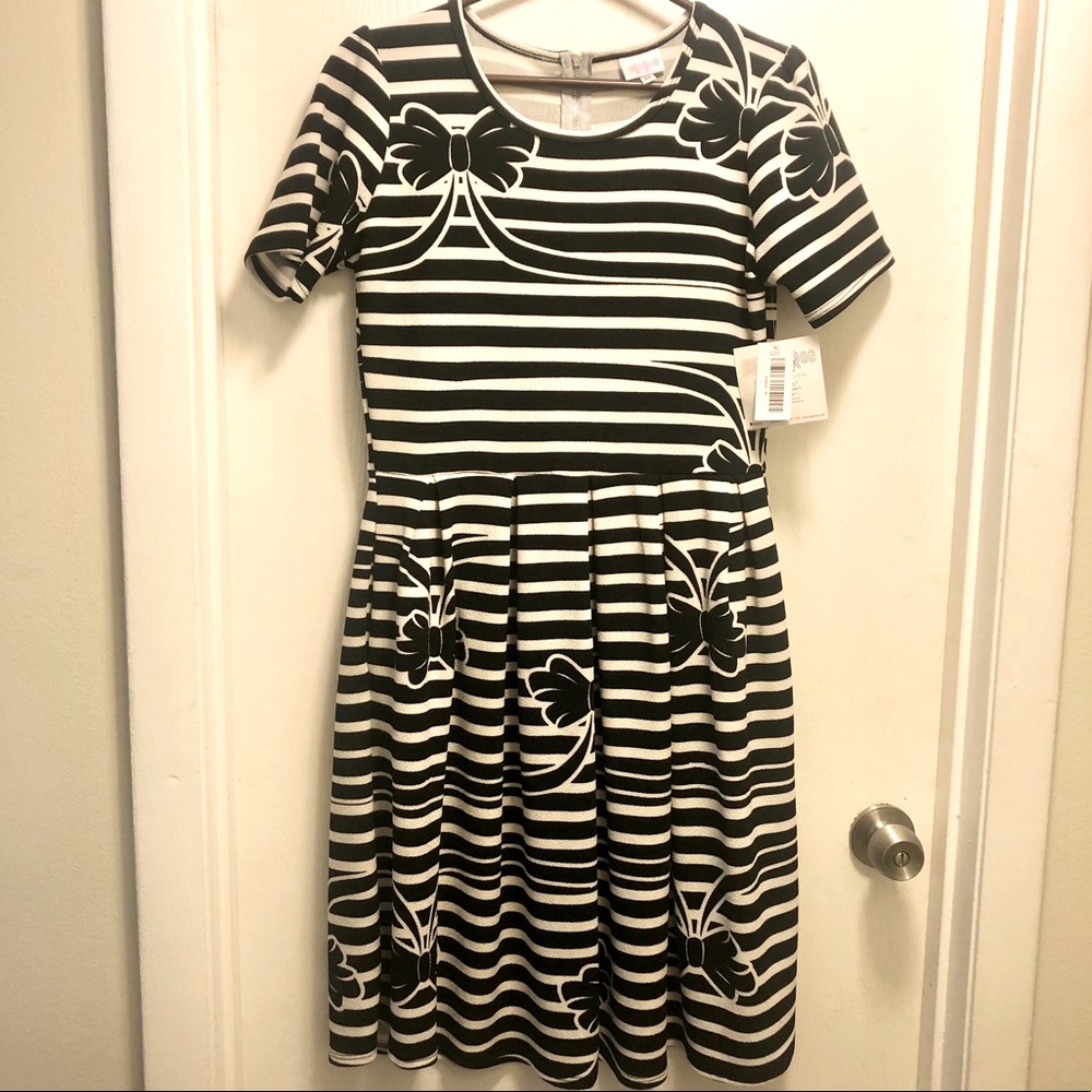 Lularoe Bow Stripe Amelia Dress! Unicorn size M